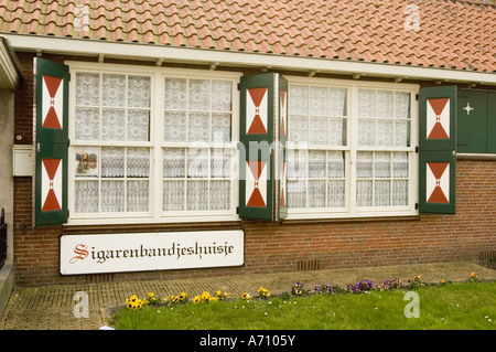 Volendam Museum Gebäude Zigarrenband Haus in Nordholland mit traditioneller niederländischer Architektur mit grünen Fensterläden und Spitzenvorhängen. Stockfoto