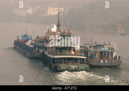 Frachter auf dem Jangtze Fluss in der Nähe von Yichang, China Stockfoto