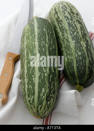 Zucchini mit scharfen Messer und Leinen Handtuch - high-End Hasselblad 61mb digitales Bild Stockfoto