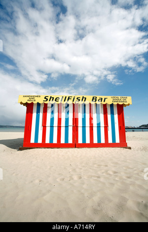 Bunte Beach Shack verkauft Muscheln am Strand von Weymouth-Dorset-England Stockfoto