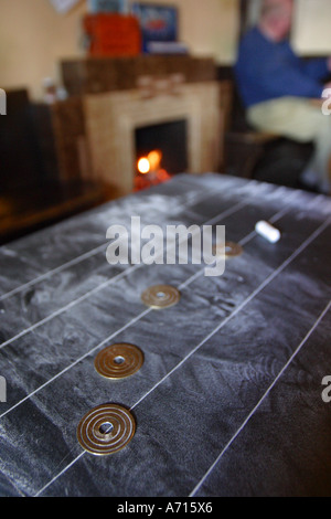 Traditionelles englisches Pub Spiel schieben Halfpenny im Pub, auf Mendip Hills in ländlichen Somerset Stockfoto