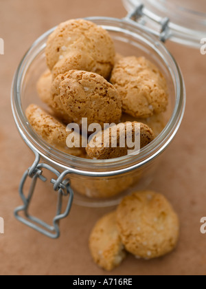 Amaretti-Kekse in Kilner Jar auf Terrakotta - high-End Hasselblad 61mb digitales Bild Stockfoto