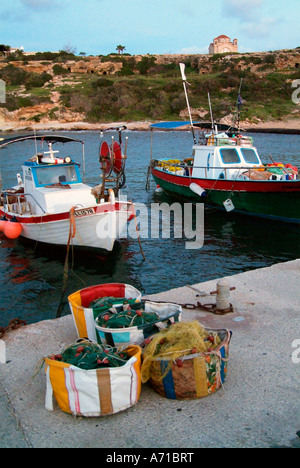 Agios Georgios Kap Drepano saint George Drachen Akamas St, den Hafen von Paphos Angeln Netzkorb Nylon Boot Moor vertäut gefesselt Stockfoto