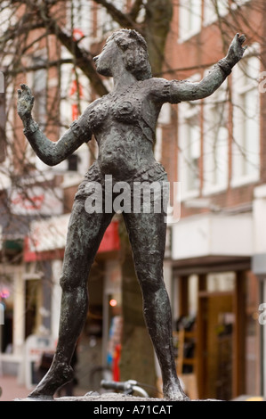 Bronzestatue von Mata Hari oder Margaretha Geertruida Zelle in Leeuwarden, Friesland, Holland. Skulptur des berühmten Tänzers und Spions. Stockfoto