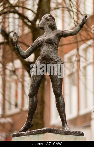 Metallstatue von Mata Hari oder Margaretha Geertruida Zelle in Leeuwarden, Friesland, Holland. Bronzeskulptur des berühmten Tänzers und Spions. Stockfoto