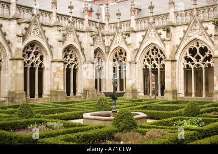 Gotischer Pandhof und Garten der Domkirche in Utrecht, Holland. Historische Architektur und gepflegte Hecken im Kreuzgang der Kathedrale. Stockfoto