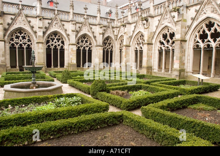 Gotischer Pandhof und kleiner Garten der Dom-Kirche in Utrecht Holland mit Steinbögen und formellen Buchsbaumhecken. Stockfoto