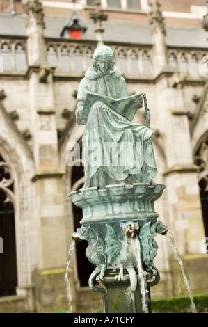 Bronzestatuette mit kanonischer Schrift im gotischen Pandhofgarten der Domkirche, Utrecht, Holland. Stockfoto