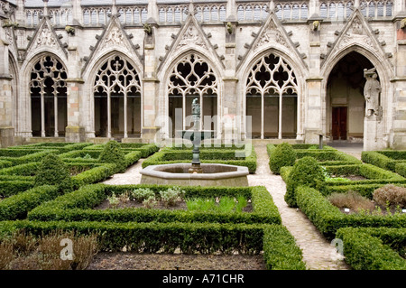 Gotischer Pandhof und kleiner Garten der Domkirche in Utrecht, Holland, mit einem zentralen Brunnen und gepflegten Buchsbaumhecken. Stockfoto