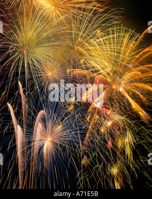 Feuerwerk in Luft in gold blaue und rote Luftschlangen und funkelt platzen Stockfoto