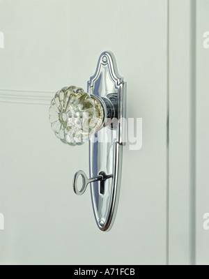 Nahaufnahme von einem Kristall Antik Türgriff mit dem Schlüssel in das Schlüsselloch eingefügt Stockfoto