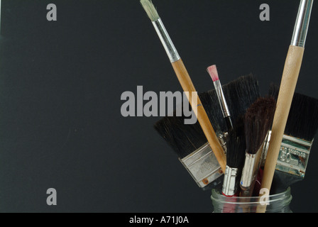 Sammlung von gebrauchten Malern oder Dekorateure Pinsel in ein Marmeladenglas Stockfoto