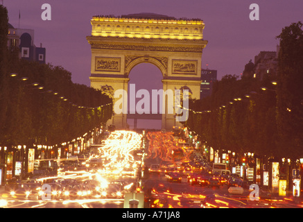 Frankreich, Paris, Champs, Elysees Verkehr, Arc de Triomph Stockfoto