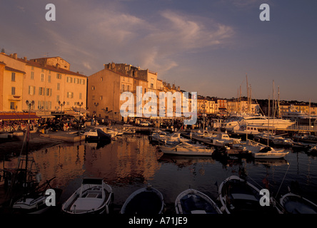 Europa, Frankreich, Cote d ' Azur, Var, St. Tropez. Hafengebiet, Ancien Bassin bei Sonnenuntergang Stockfoto