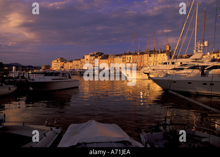 Europa, Frankreich, Cote d ' Azur, Var, St. Tropez. Hafengebiet, Ancien Bassin bei Sonnenuntergang Stockfoto