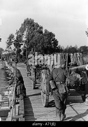 Ereignisse, Zweiter Weltkrieg/Zweiter Weltkrieg, Russland 1941, deutscher Vormarsch, Pferdeartillerie, die einen Fluss auf einer provisorischen Brücke überquert, Stockfoto