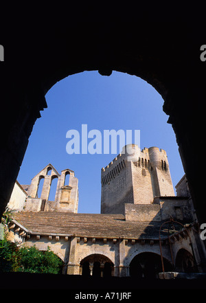 Architektonische Ruinen der Abtei von Montmajour, einem mittelalterlichen Benediktinerkloster aus dem 12. Jahrhundert in Frankreich. Französische historische Antiquitäten. Stockfoto