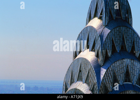 Chrysler Building Wolkenkratzer aus der Luft New York City. Nahaufnahme der Art déco-Krone. Midtown Manhattan, New York, USA Stockfoto