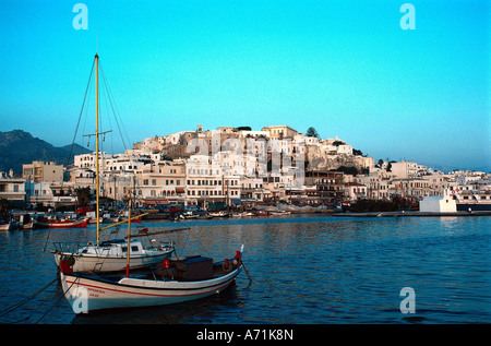 Geographie / Reisen, Griechenland, Cyclades, Naxos (Chora), Segelboot im Hafen, Dämmerung, Stockfoto