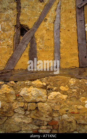 Frankreich das Dordogne-Tal, Colombage. Detail Nahaufnahme von Stein und Fachwerk alten ländlichen Bauernhaus. Aquitaine, Perigueux. Französische Architektur Stockfoto