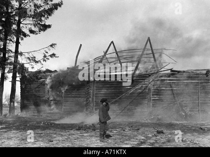 Ereignisse, Zweiter Weltkrieg/zweiter Weltkrieg, Russland 1941, russischer Junge vor einem brennenden Haus, kurz nach einem Scharmützel, Stockfoto