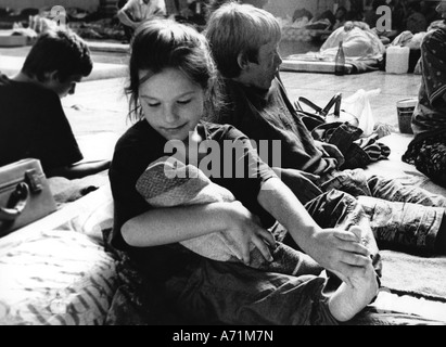 Ereignisse, kroatischer Unabhängigkeitskrieg 1991 - 1995, Nachfigees, Flüchtlingslager Karlovac, August 1992, Mädchen mit Puppe, Niedergang von Yugoslawia, Kroatien, Zivilbevölkerung, Opfer, Elend, Balkan, Kinder, 20. Jahrhundert, historisch, Menschen, 1990er Jahre, Stockfoto