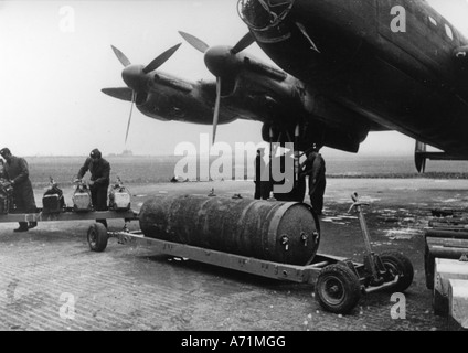 Ereignisse, Zweiter Weltkrieg/zweiter Weltkrieg, Luftkrieg, Bomben/Bombardierungen, britischer Bomber Avro Lancaster wird mit einer "Blockbuster"-Bombe, Großbritannien, um 1943 beladen, Stockfoto