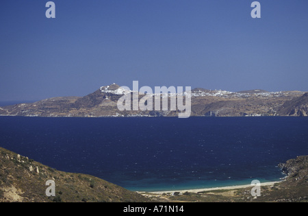 Europa, Griechenland, Kykladen-Inseln, Milos. Blick vom Kloster Agia Marina: Fatourena Strand und dem Dorf Plaka Stockfoto