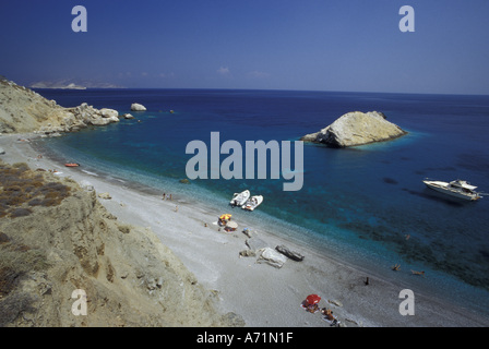 Europa, Griechenland, Kykladen-Inseln, Folegandros. Katergo Sand-Strand, Touristen und Boote Stockfoto