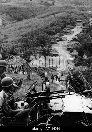 Geographie/Reisen, Kongo, Simba-Aufstand 1964 - 1965, Fahrzeug der Söldner über einem Dorf, Ituri, Provinz Orientale, Dezember 1964, Stockfoto