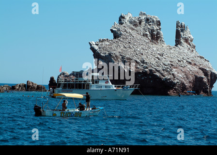 Los Islotes Insel im Meer von Cortez mit Tauchbooten Stockfoto