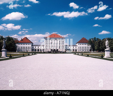 Geographie/Reise, Deutschland, Bayern, München, Schloss Nymphenburg, Außenansicht, Architektur, Barock, im Besitz der königlichen Familie Wittelsbach seit 1663, Gegenwart des Wählers Ferdinand Maria seiner Frau Henriette Adelheid von Savoyen, Zentralblock 1664 - 1674 von Agostino Barelli, Erweiterung 1702 - 1704 von Antonio Barelli, Und 1715 - 1728 von Joseph Effner (während der Herrschaft von Maximilian II Emanuel und Karl Albrecht), 1701 ausgestellter Park, verändert von Friedrich Ludwig von Sckell, zwischen dem Jahr 1804 und 1823, Sommerresidenz der bayerischen Königsfamilie, historisch, hist, Stockfoto