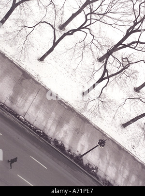 Mann läuft über Straße (Michigan Avenue) an einem winterlichen Tag in Chicago USA Stockfoto