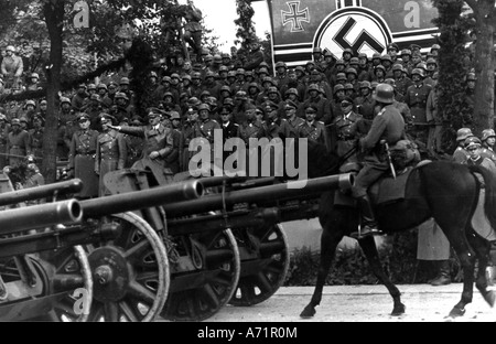 Veranstaltungen, zweiten Weltkrieg / WWII, Polen, Adolf Hitler während einer Parade der deutschen Truppen in Warschau, 5.10.1939, Artillerie vorbei, Stockfoto