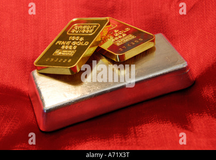 Nahaufnahme von zwei 100 Gramm schwere solide Goldbarren und eine 500 Gramm schwere solide Silber bar Stockfoto