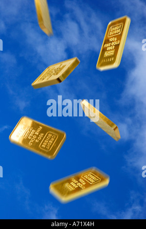 Goldbarren, die vom Himmel fallen Stockfoto