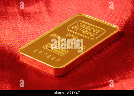 100 Gramm schwere solide Goldbarren Schweizer Firma Credit Suisse hautnah Stockfoto