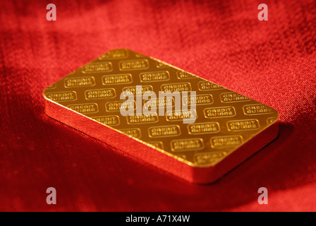 100 Gramm schwere solide Goldbarren Schweizer Firma Credit Suisse hautnah Stockfoto