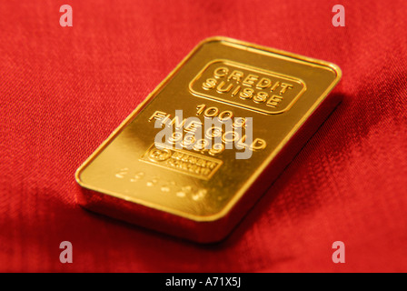 100 Gramm schwere solide Goldbarren Schweizer Firma Credit Suisse hautnah Stockfoto