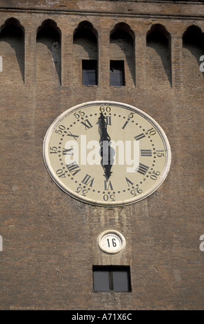 Europa, Italien, Emilia, Romagna, Ferrara, Palazzo del Municipio; Rathaus-Turmuhr Stockfoto