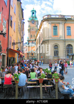 Touristen und Stockholmer entspannen Sie am beliebten Café Chokladkoppen Stortorget Platz, Altstadt, Stockholm, Schweden Stockfoto