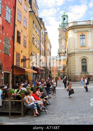 Touristen und Stockholmer entspannen Sie am beliebten Café Chokladkoppen Stortorget Platz, Altstadt, Stockholm, Schweden Stockfoto