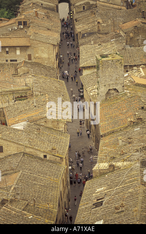 Europa, Italien, Toskana, San Gimignano, Ansehen der über San Giovanni von Palazzo del Popolo Stockfoto