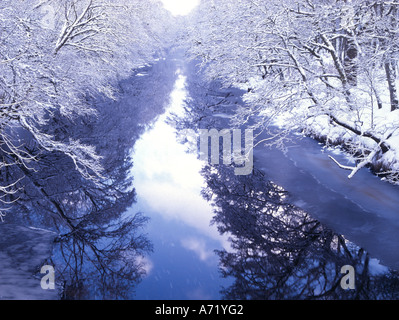 Wasser dehnen aus, Unendlichkeit und Bäume mit Schnee Kinlochewe Fluss Wester Ross bedeckt Stockfoto