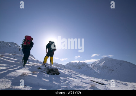 Bergsteiger auf den Westgrat des Bruach Na Frithe, Cuillin Grat, Isle Of Skye, Schottland, UK, in voller Winterbedingungen Stockfoto