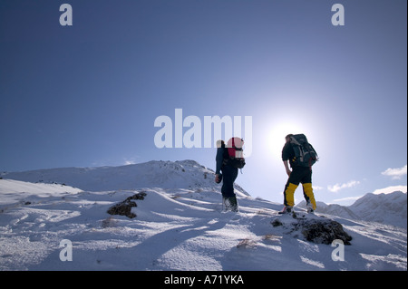 Bergsteiger auf den Westgrat des Bruach Na Frithe, Cuillin Grat, Isle Of Skye, Schottland, UK, in voller Winterbedingungen Stockfoto