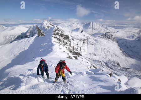 Bergsteiger auf dem Gipfel des Bruach Na Frithe, Cuillin Grat, Isle Of Skye, Schottland, UK, in voller Winterbedingungen Stockfoto