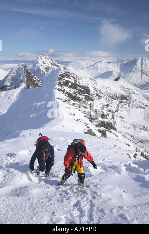 Bergsteiger auf dem Gipfel des Bruach Na Frithe, Cuillin Grat, Isle Of Skye, Schottland, UK, in voller Winterbedingungen Stockfoto