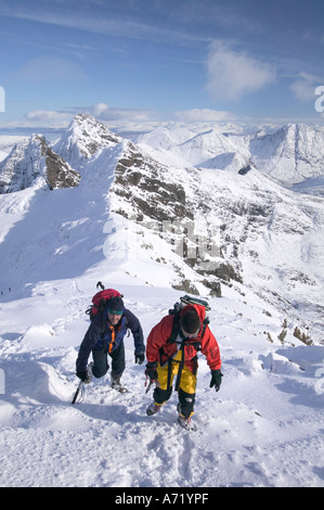 Bergsteiger auf dem Gipfel des Bruach Na Frithe, Cuillin Grat, Isle Of Skye, Schottland, UK, in voller Winterbedingungen Stockfoto