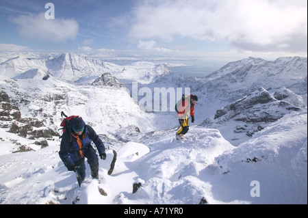 Bergsteiger auf dem Gipfel des Bruach Na Frithe, Cuillin Grat, Isle Of Skye, Schottland, UK, in voller Winterbedingungen Stockfoto